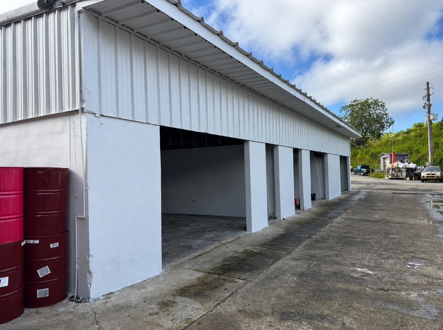 Exterior de una estructura comercial con espacios tipo garaje.