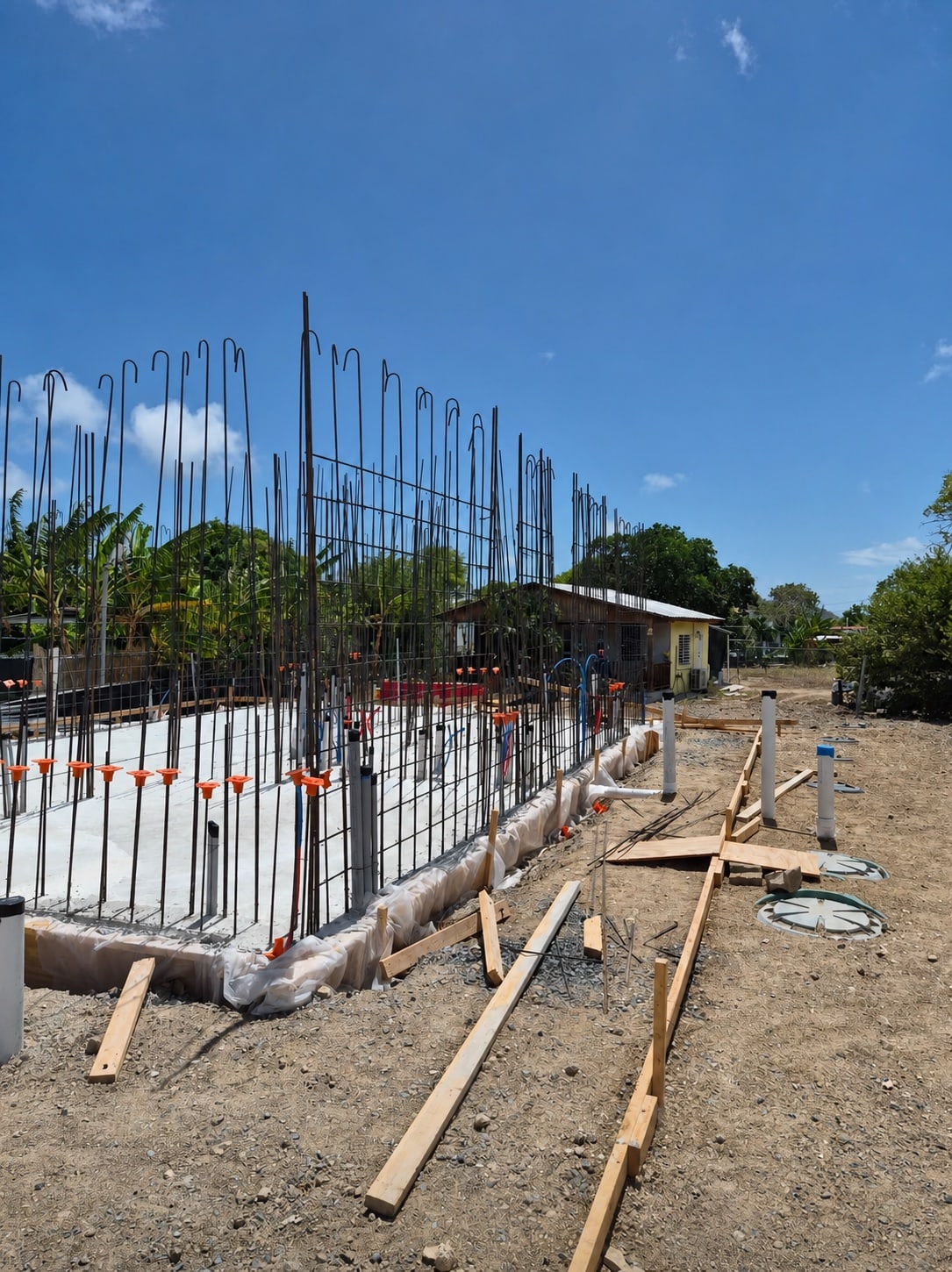 Losa residencial en construcción con acero de refuerzo e instalaciones.